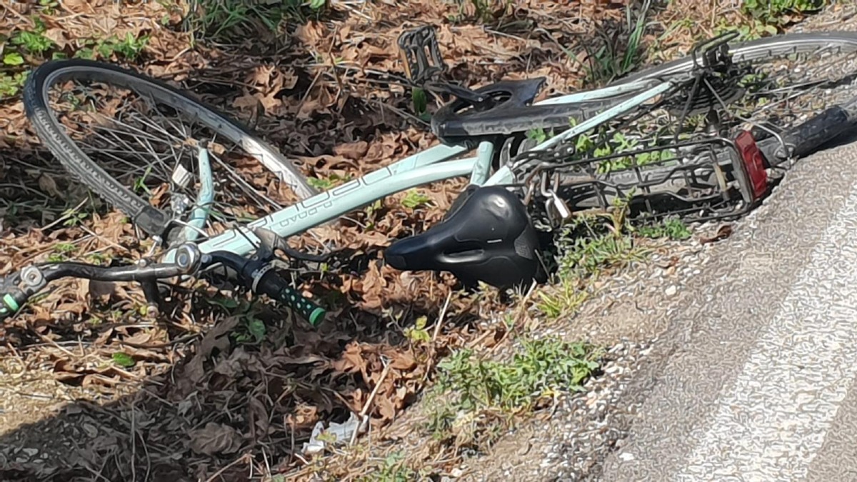 Coriano, cade in bicicletta e batte violentemente la testa: 50enne ucraina trasportata in elisoccorso al Bufalini - 