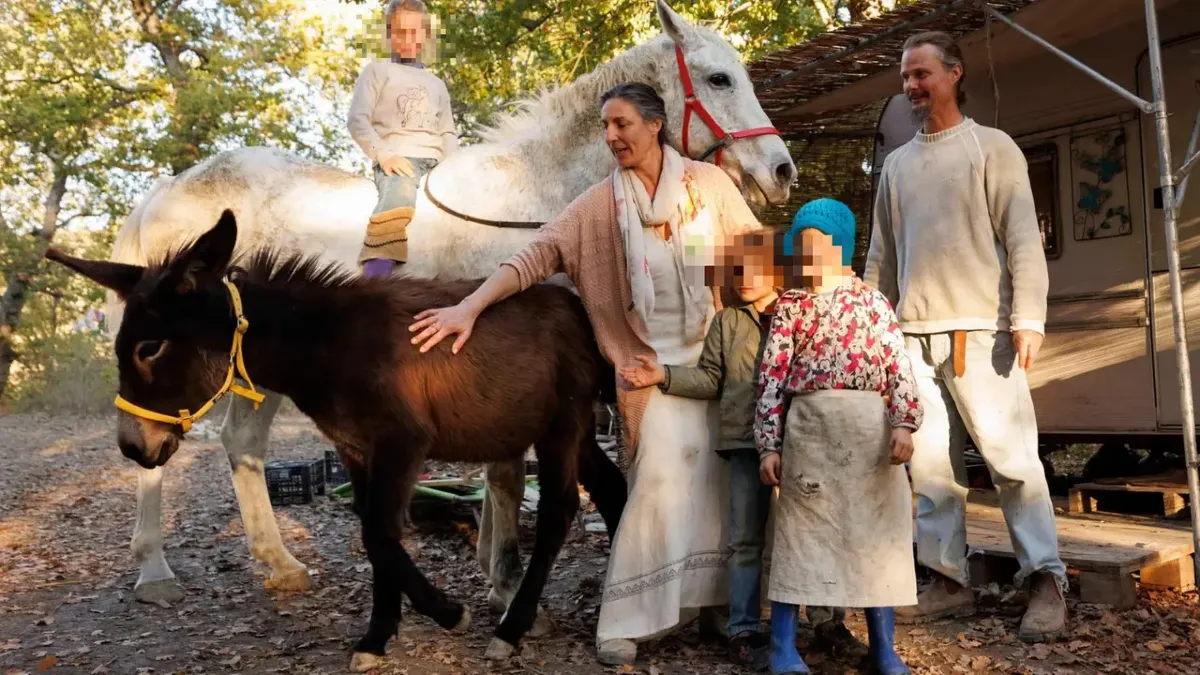 Famiglia del bosco: proteste e fiaccolata davanti alla casa famiglia - 