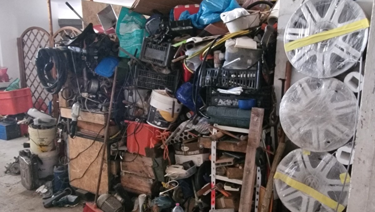 Nel condominio vive un accumulatore seriale di oggetti: "Topi e pericolo bombole e taniche benzina" - 