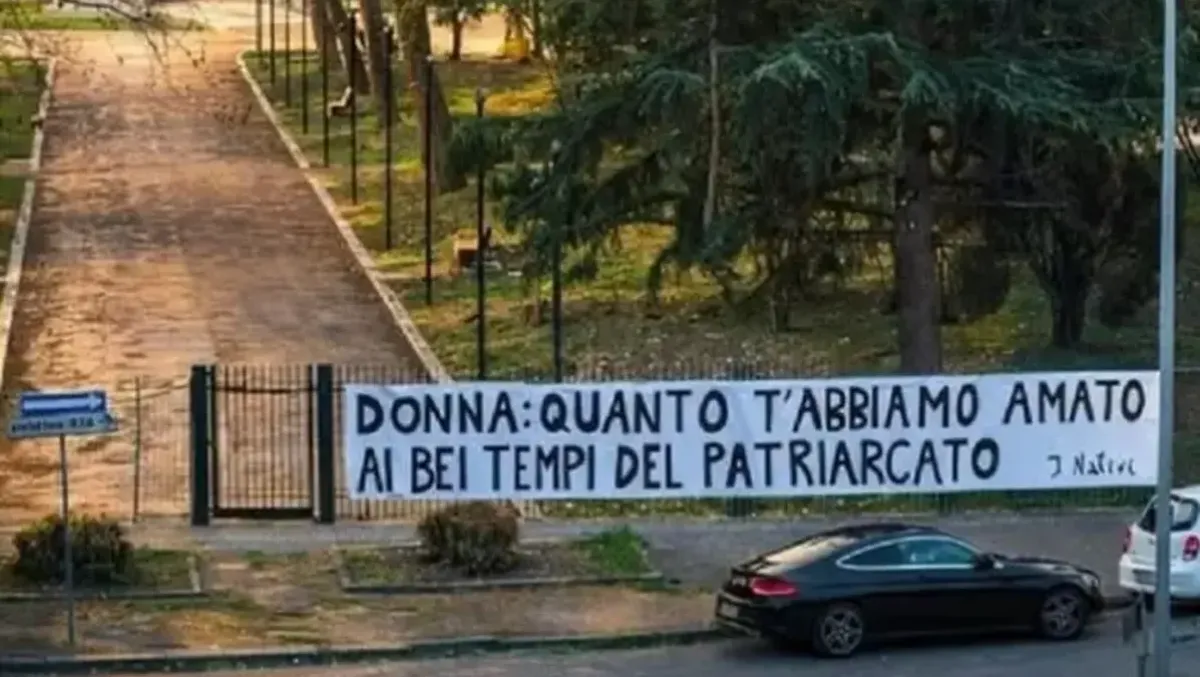 "I bei tempi del patriarcato", a Latina spunta striscione sessista  - 