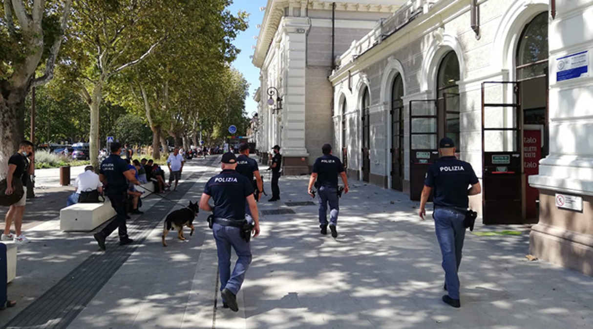 Meno di 11 unità al Fellini e turni ridotti in stazione: la Polizia chiede rinforzi immediati