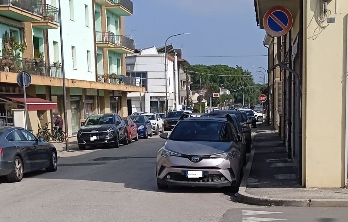 Parcheggi selvaggi davanti ai passi carrai: la rabbia dei cittadini. La segnalazione - 