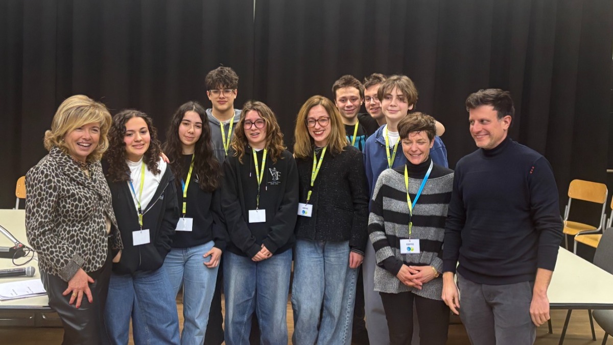 "Si dovrebbe reintrodurre la leva militare obbligatoria?": 80 studenti si sfidano in dibattito - Gli studenti del Volta-Fellini di Rimini