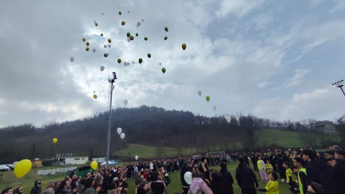 "Continuerai a correre", Pennabilli ricorda Francesco: grande partecipazione all’intitolazione del campo sportivo - 