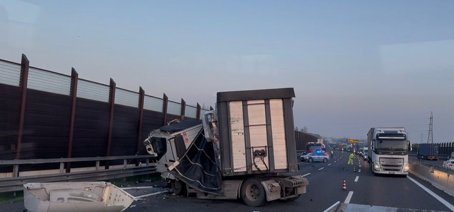 Paura in A14: scontro tra camion, uno trasportava liquidi infiammabili. Autostrada bloccata - 