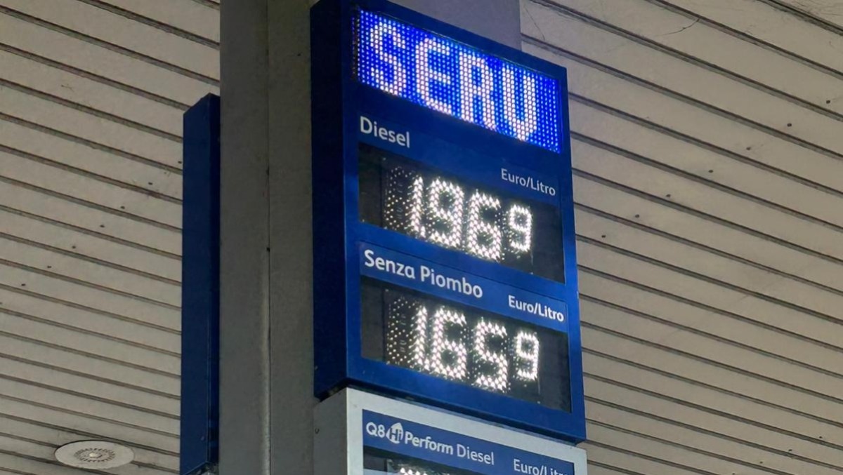 Effetto Medio Oriente sulle pompe sammarinesi: vola il prezzo del diesel - Insegna benzinaio sammarinese (10 marzo)