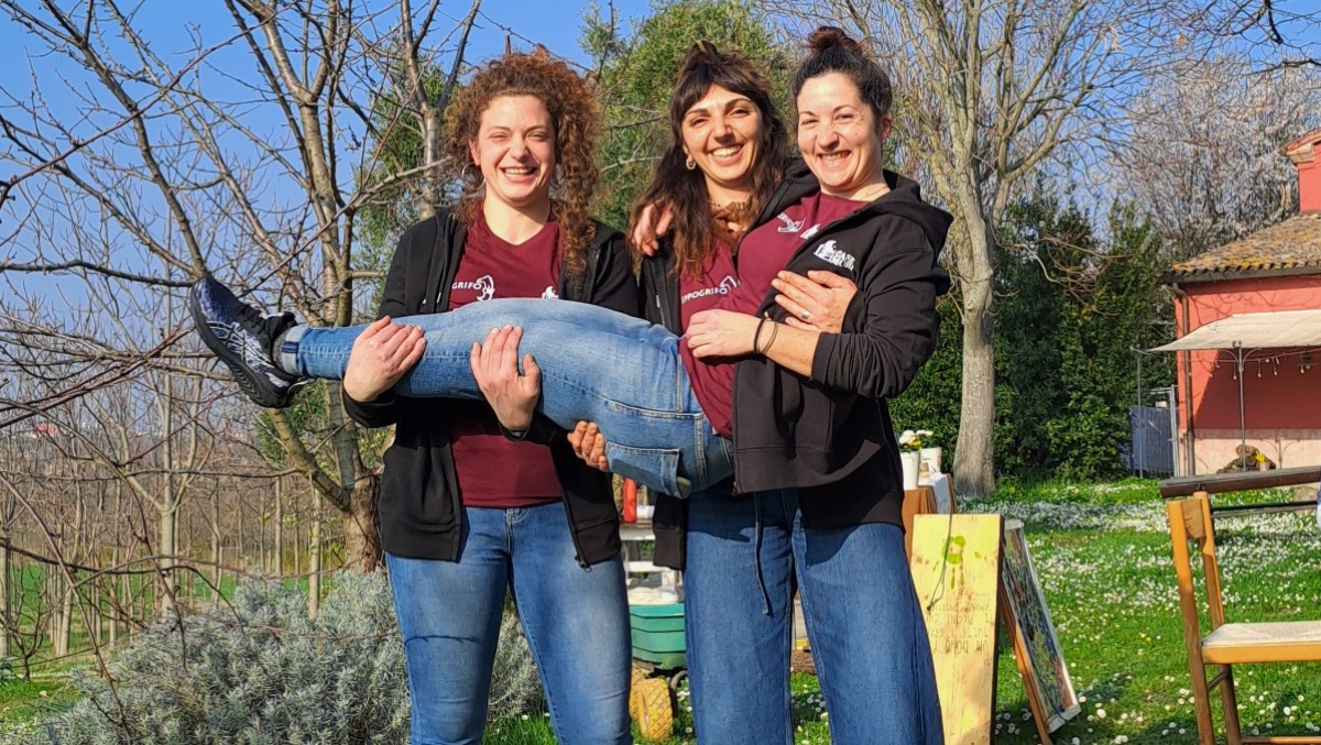 Rimini, imprenditoria al femminile: tre donne ridanno vita all'agriturismo Case Mori - Angela Paci e Lara Ossani, in braccio a loro Federica Delprete