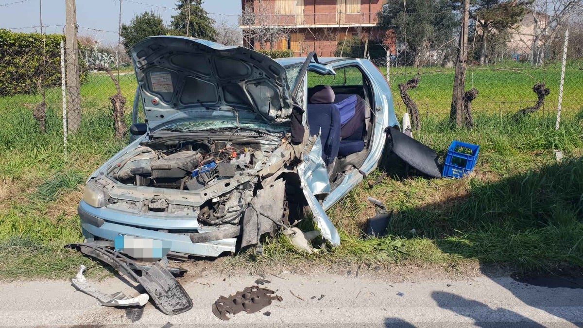 Santarcangelo, tamponamento tra auto: vettura carambola su un camion e finisce nel fosso - www.altarimini.it RIPRODUZIONE RISERVATA
