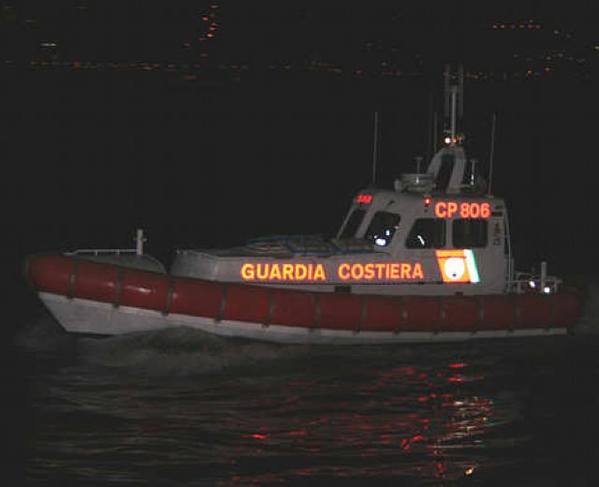 Rimini, 19enne ubriaco cade nelle acque del porto canale: salvato dall'annegamento