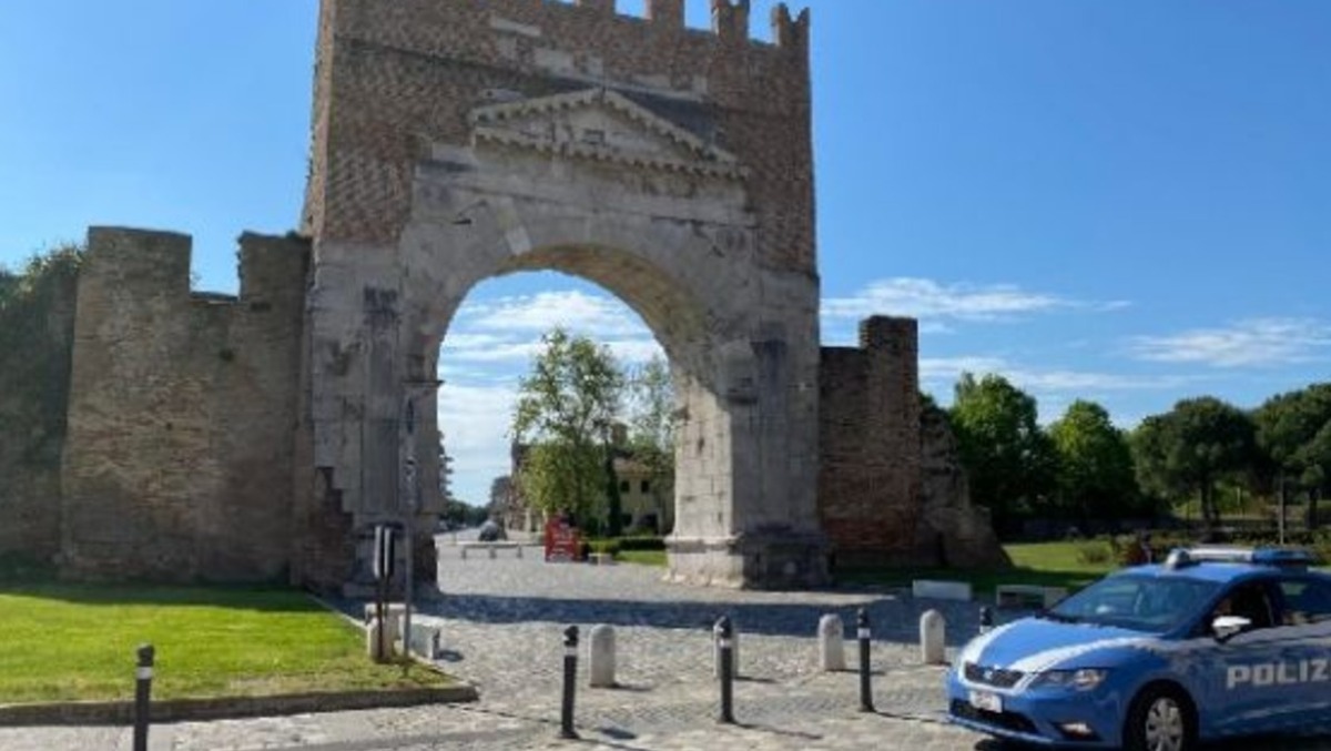 Ragazzina 15enne molestata all'Arco d'Augusto: condannato a 3 anni