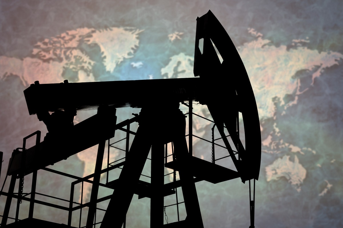 Petrolio oltre i 100 dollari nonostante lo sblocco delle riserve: tensione altissima nello Stretto di Hormuz - 