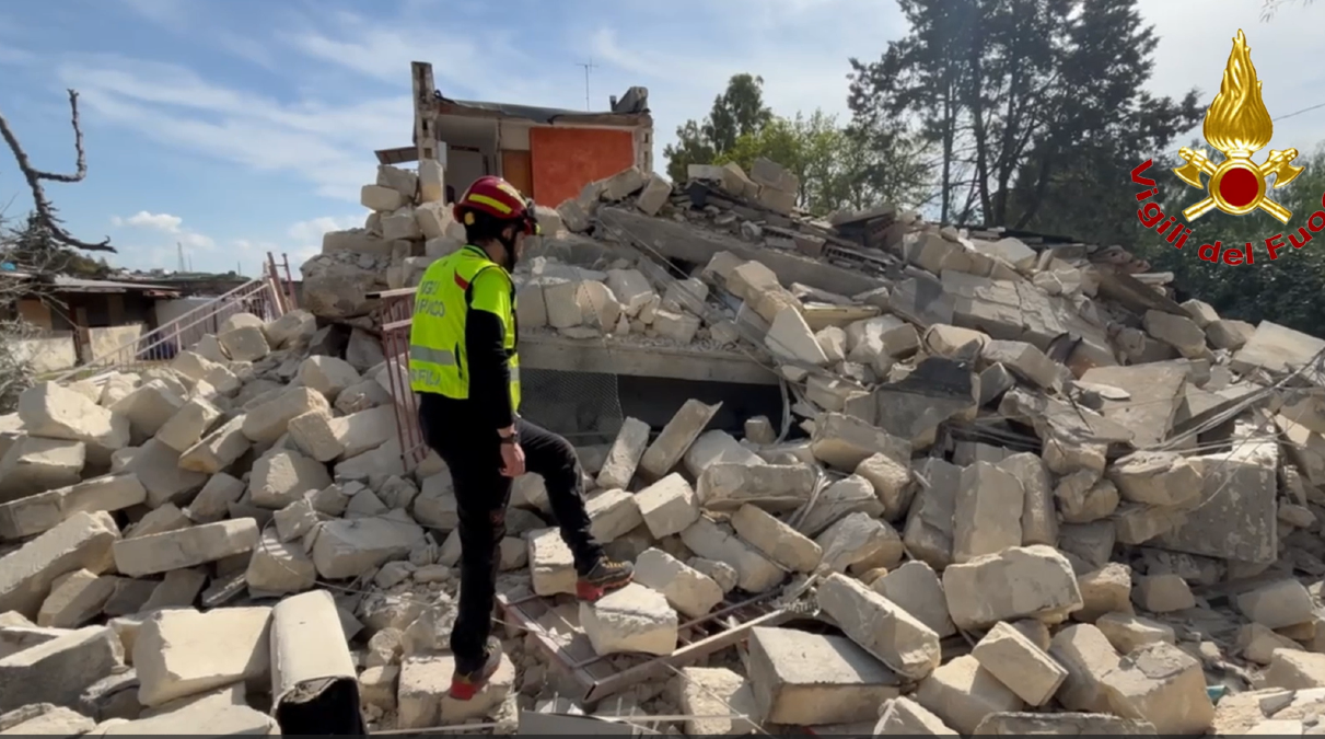 Crolla parte di un edificio in tufo: evacuate tre famiglie a Matera - 
