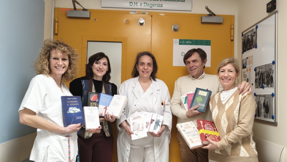 Libri donati ai giovani pazienti: il bel gesto dell'associazione per l’ospedale di Rimini - 