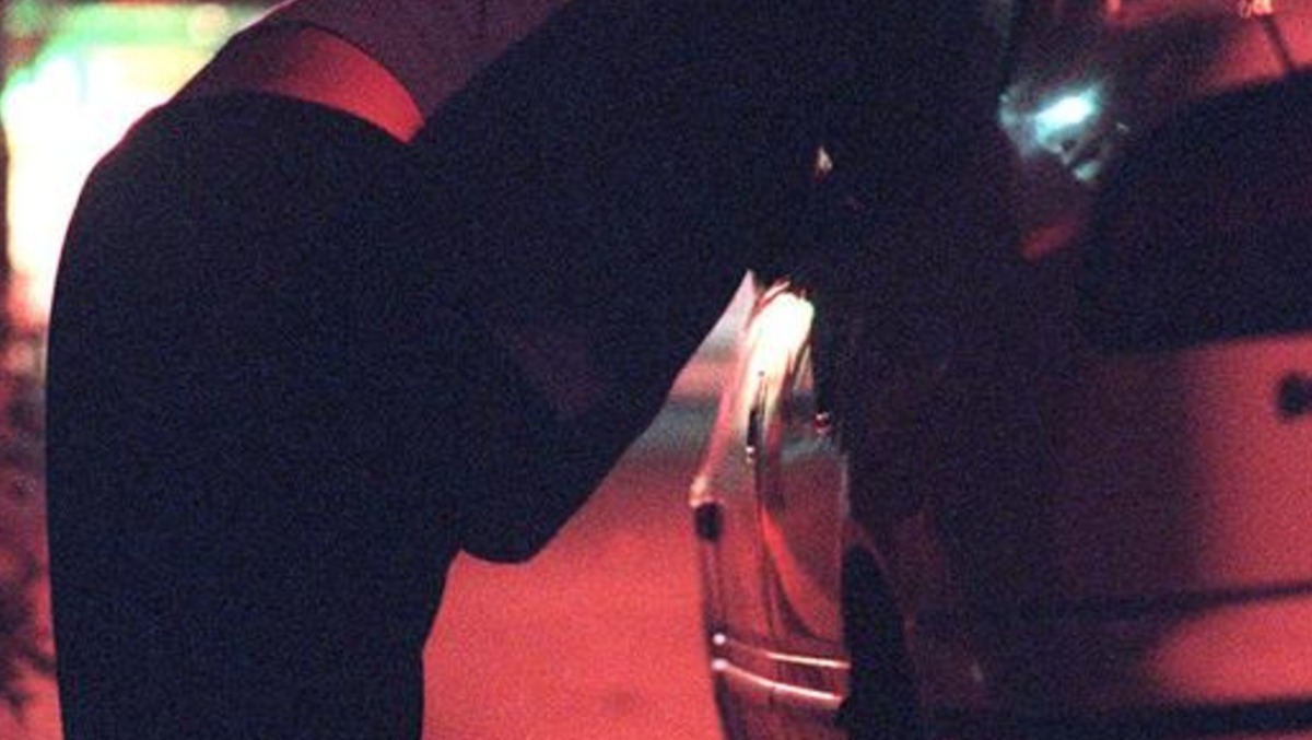 Clienti adescati nel parcheggio del Tribunale di Rimini: caso degli escort uomini finisce davanti al giudice