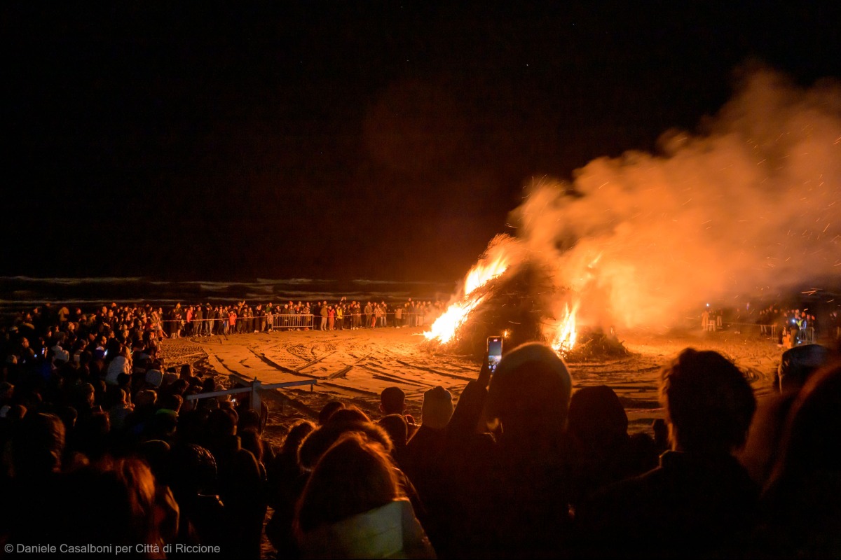 Fugaracia a Riccione: il falò di San Giuseppe accende la primavera sulla spiaggia - Ph Casalboni