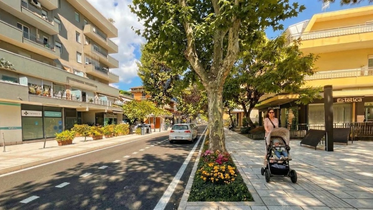 Marciapiedi rifatti, nuove aiuole verdi: Via Repubblica a Misano si rifà il look - Rendering della nuova via Repubblica di Misano