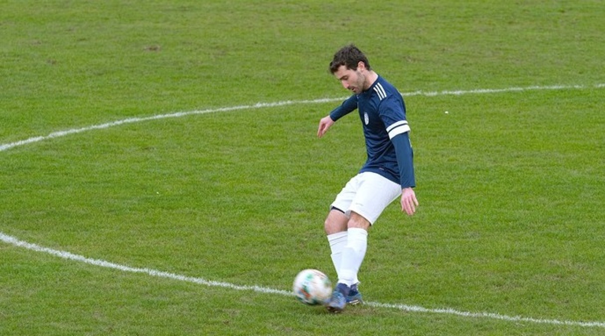 Calcio, Gabicce Gradara: scontro salvezza con il San Costanzo - Il difensore Zagaglia in azione