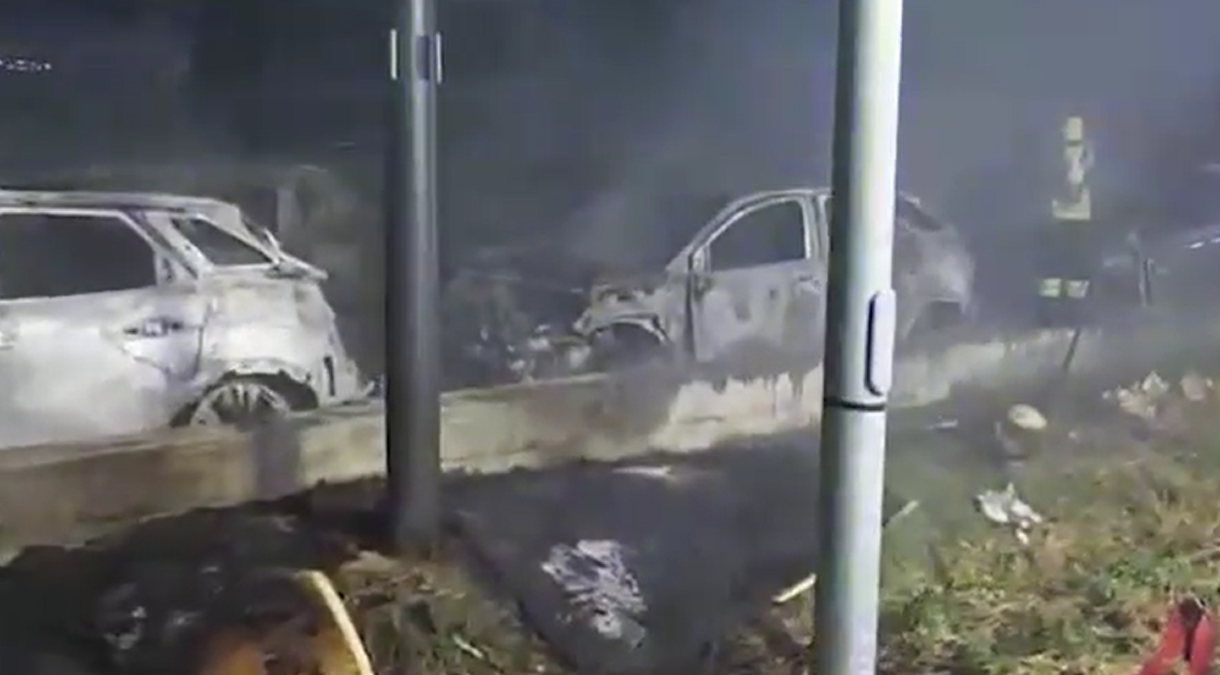 Alghero, maxi incendio nella notte: distrutte 14 auto vicino all’aeroporto - © Vigili del Fuoco