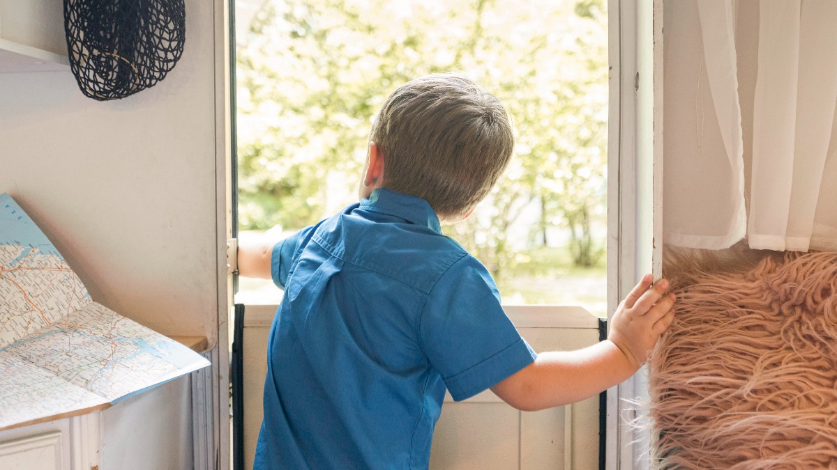 Bimbo tenuto a testa in giù dal balcone del settimo piano: la madre si giustifica, “Era una punizione - Madre indagata nel Torinese
