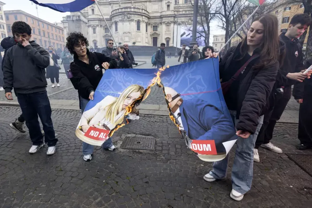 Roma, corteo contro referendum e guerra: slogan e striscioni contro il governo Meloni - Distrutta con i fumogeni anche l'immagine della premier con Netanyahu © Ansa