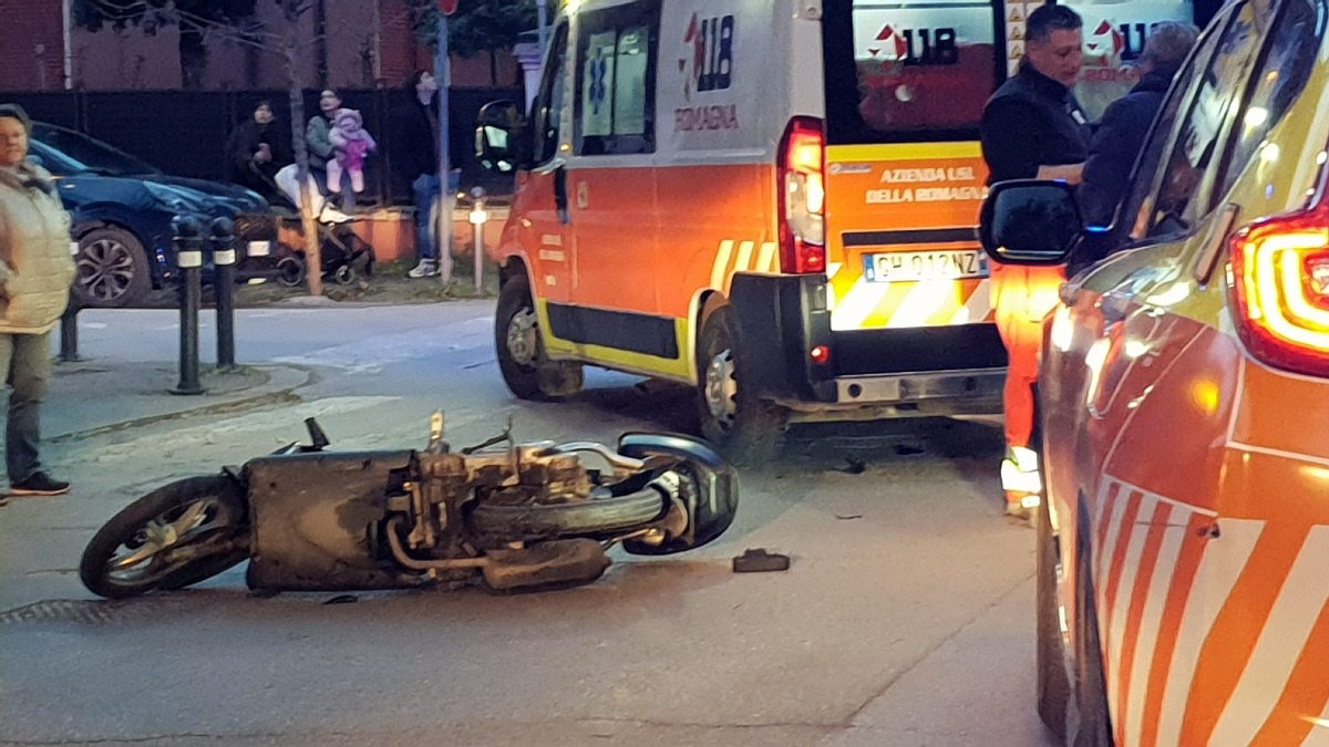 Incidente a Rimini: vola sul cofano dell’auto dopo lo scontro. Donna di 56 anni ferita 