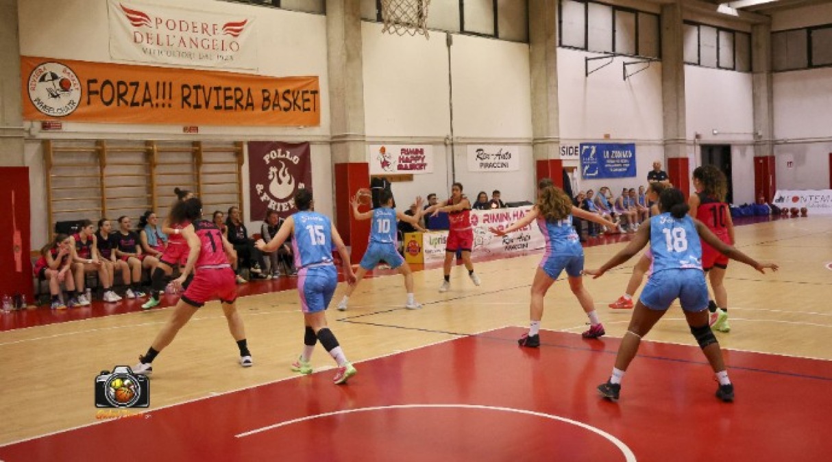 Basket B femminile, Ren-Auto domina la Vis Rosa Ferrara (85-30) - Un momento del match (Foto Gabriele Zinzani)