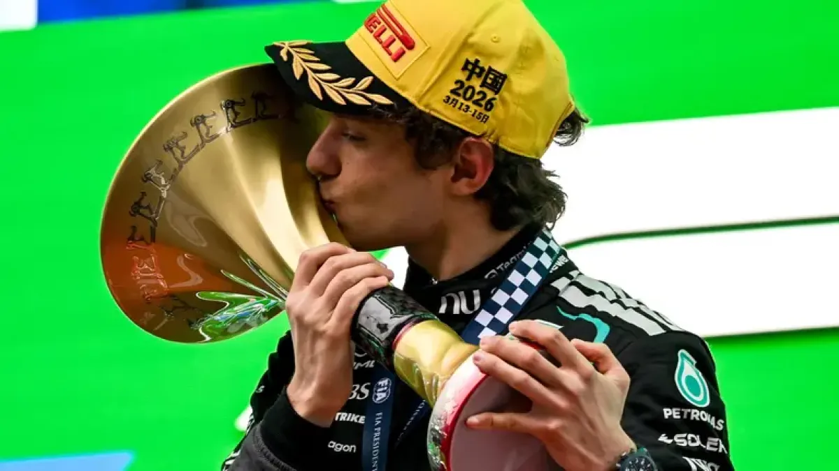 F1, trionfo storico in Cina: Kimi Antonelli vince ed entra nella leggenda - Kimi Antonelli con il trofeo del Gp di Cina