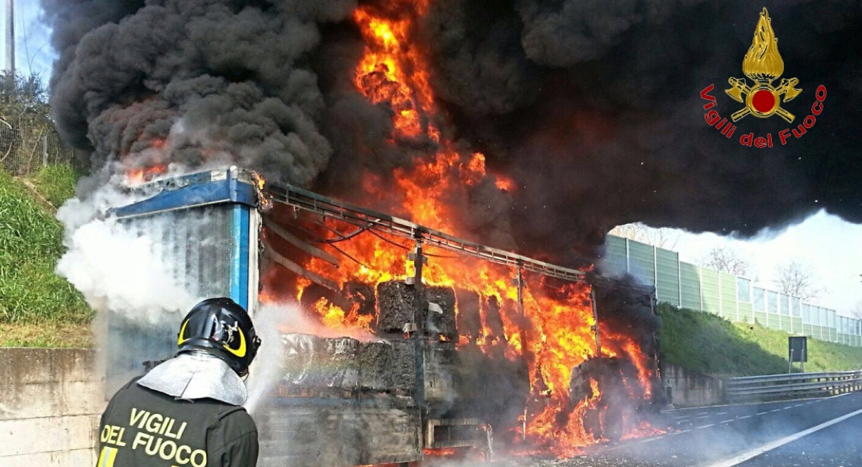 Tir in fiamme sulla A1, 13 ore per spegnere l’incendio - © Vigili del Fuoco