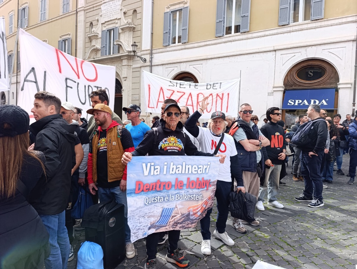 "Giorgia dove ti sei nascosta?". Balneari in piazza a Roma - 