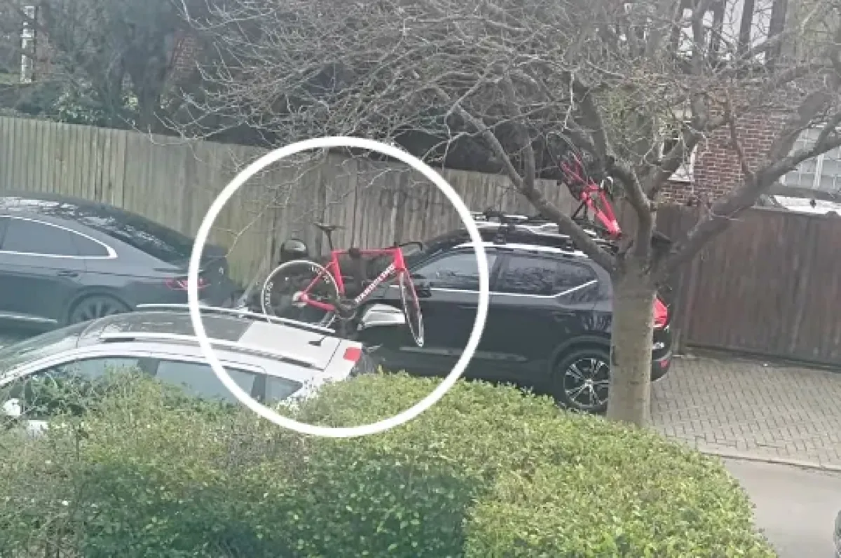 Rapina a mano armata al team ciclistico a Londra: rubata una bici, un’altra distrutta - Image credit: JAKROO Handsling