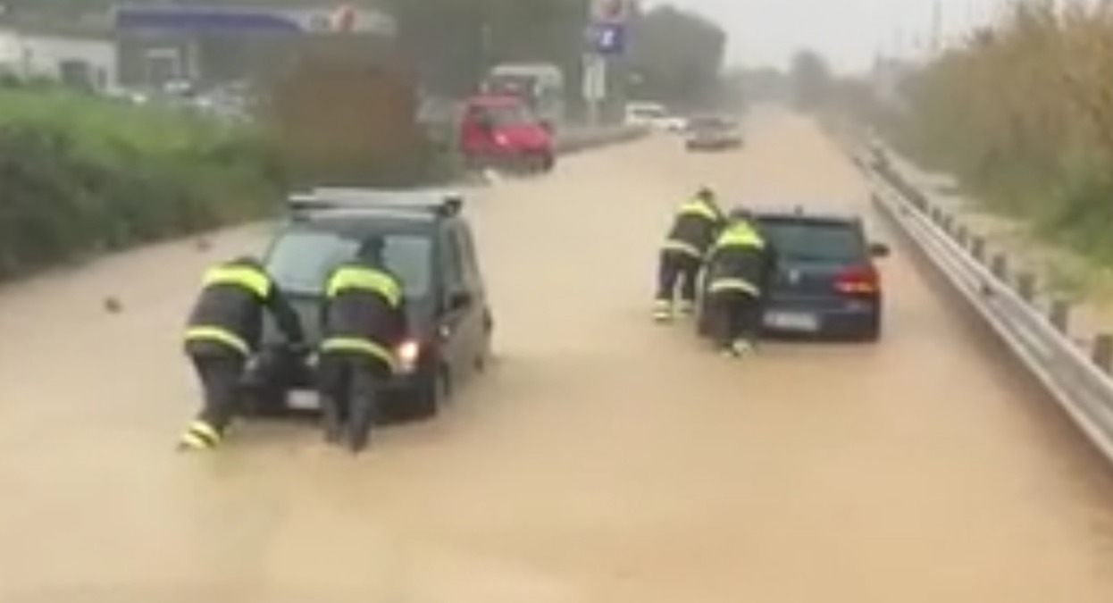 Vibonese sommerso dal fango: strade come fiumi e comuni isolati tra detriti e smottamenti - © Vigili del Fuoco