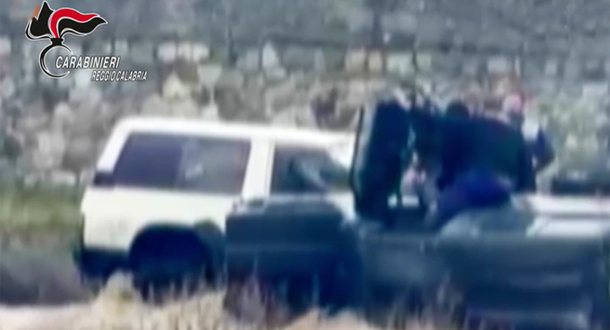 Auto si ribalta in un torrente: salvate due persone - 