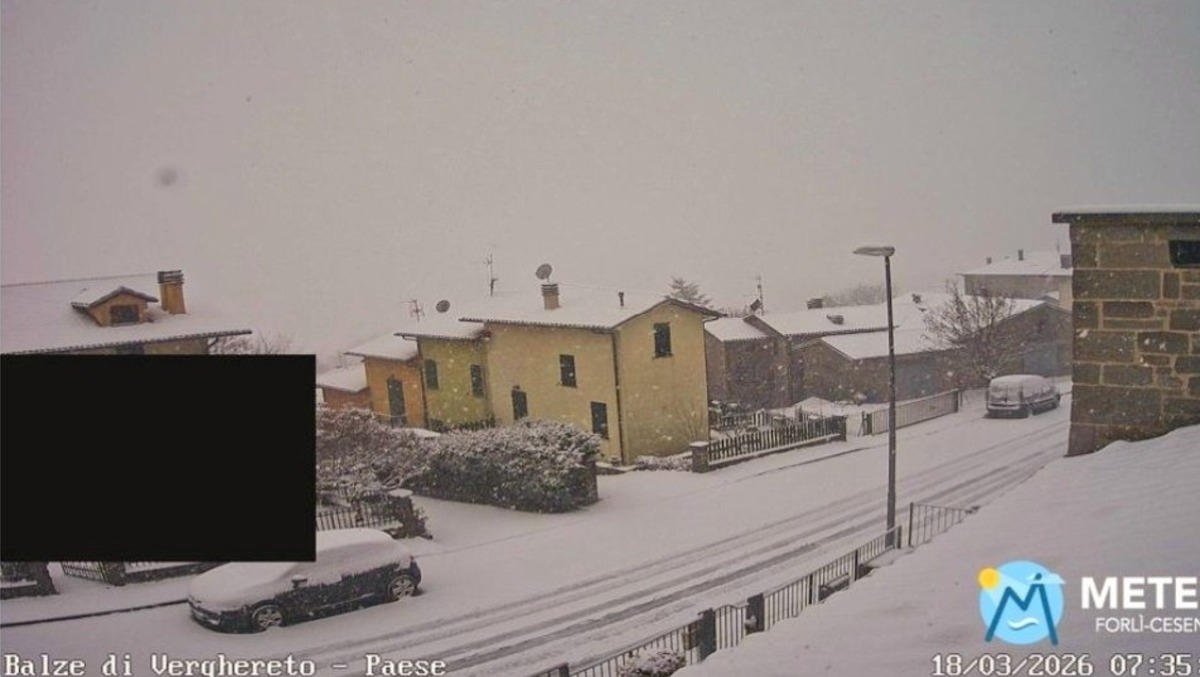 Nell'entroterra di Rimini torna la neve, termometri in discesa: "Ma non chiamatelo ritorno dell'inverno" - 