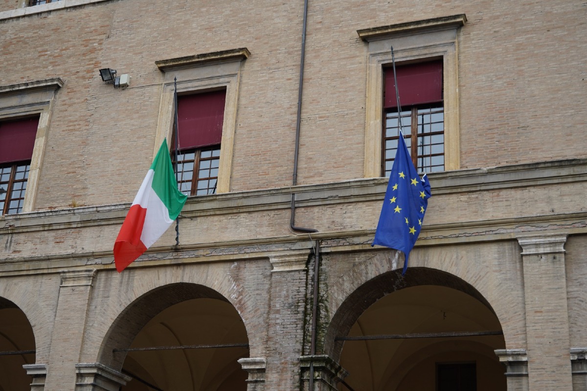 Rimini ricorda le vittime del Coronavirus: bandiere a mezz’asta su Palazzo Garampi - 