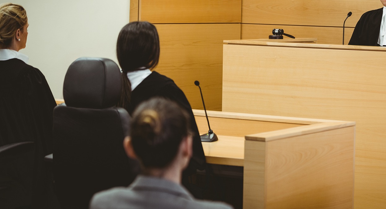 Baci e palpeggiamenti forzati in caserma: a processo finanziere di 55 anni - Aula tribunale, repertorio