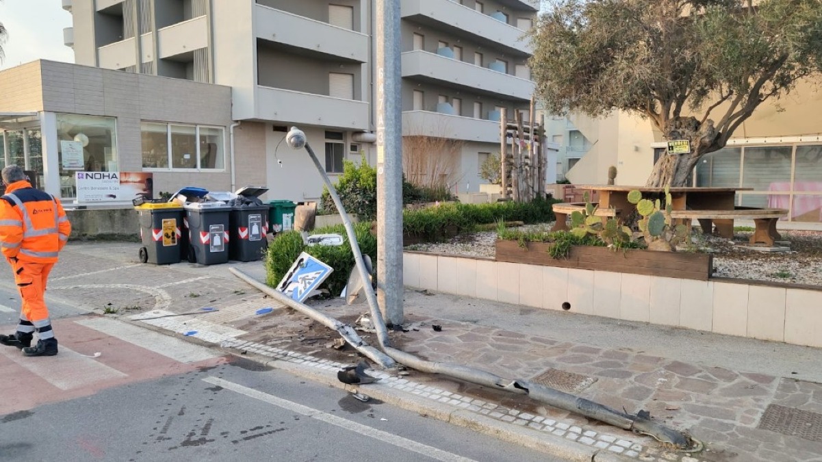 Travolge pali e telecamere a Riccione, poi fugge: rintracciato dopo 10 giorni - 