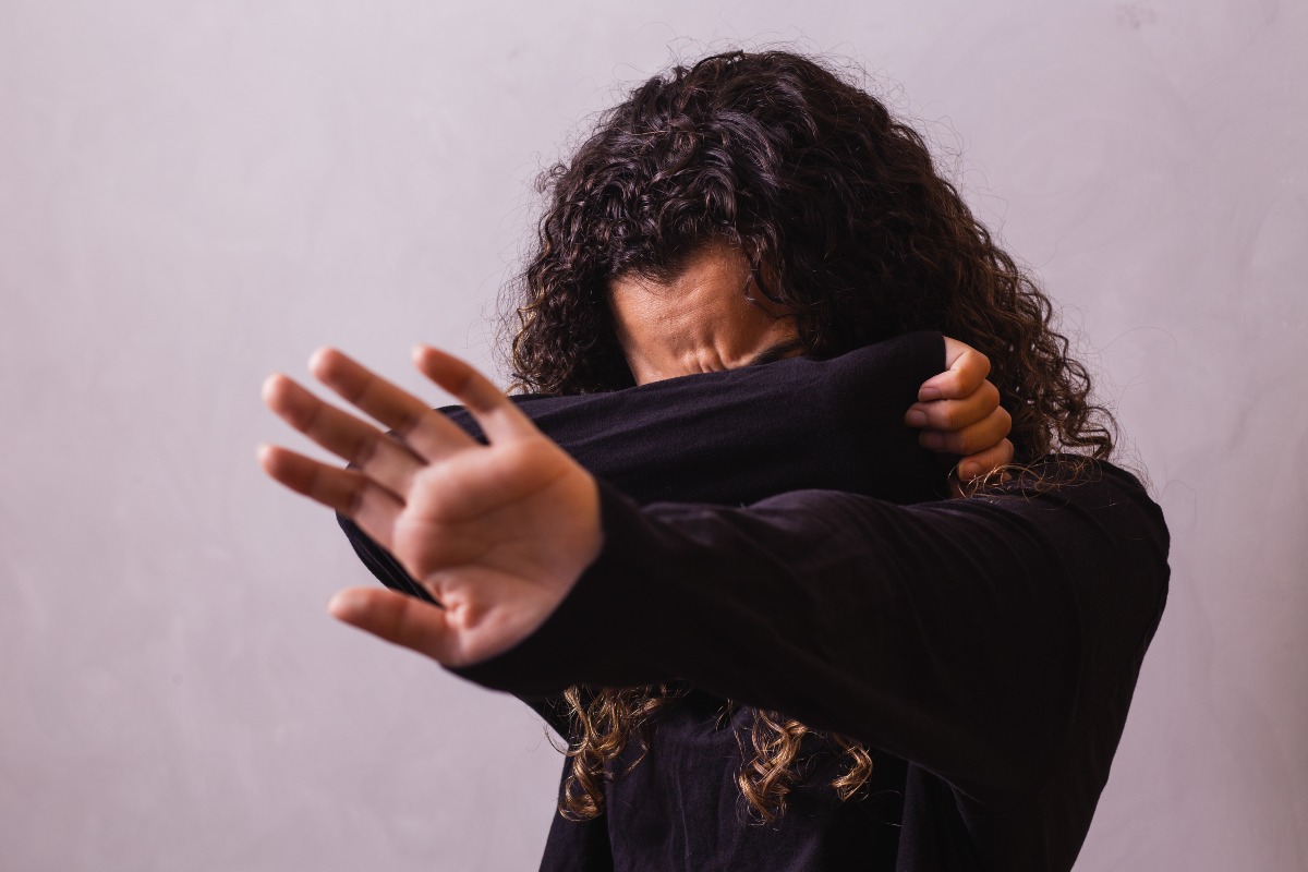 Dramma durante i lavori in casa: muratore violenta una madre sotto gli occhi del figlio - Foto repertorio