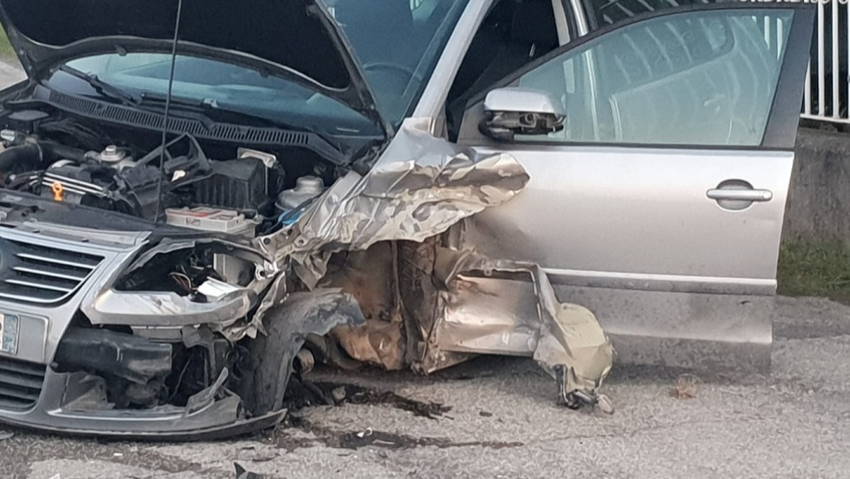 Incidente a Rimini: scontro frontale in via Casalecchio, strada chiusa - 