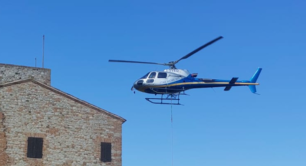 Cantiere ad alta quota: elicottero e operai acrobati per riaprire la scalinata della Rocca - 