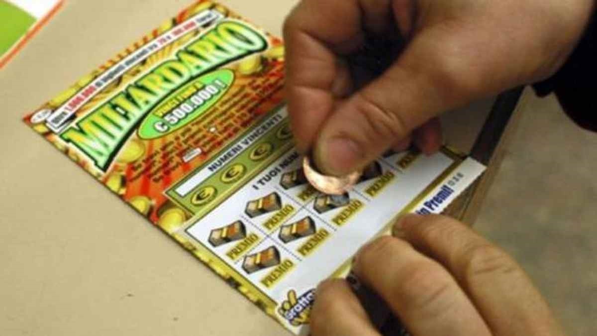Vince 500mila euro al Gratta e Vinci, ma la fidanzata sparisce con il premio - 