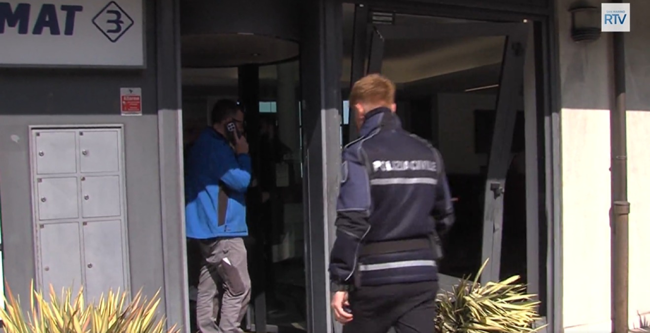 Sfonda la porta della banca: scambia il freno con l’acceleratore e finisce contro la filiale - © San Marino Rtv