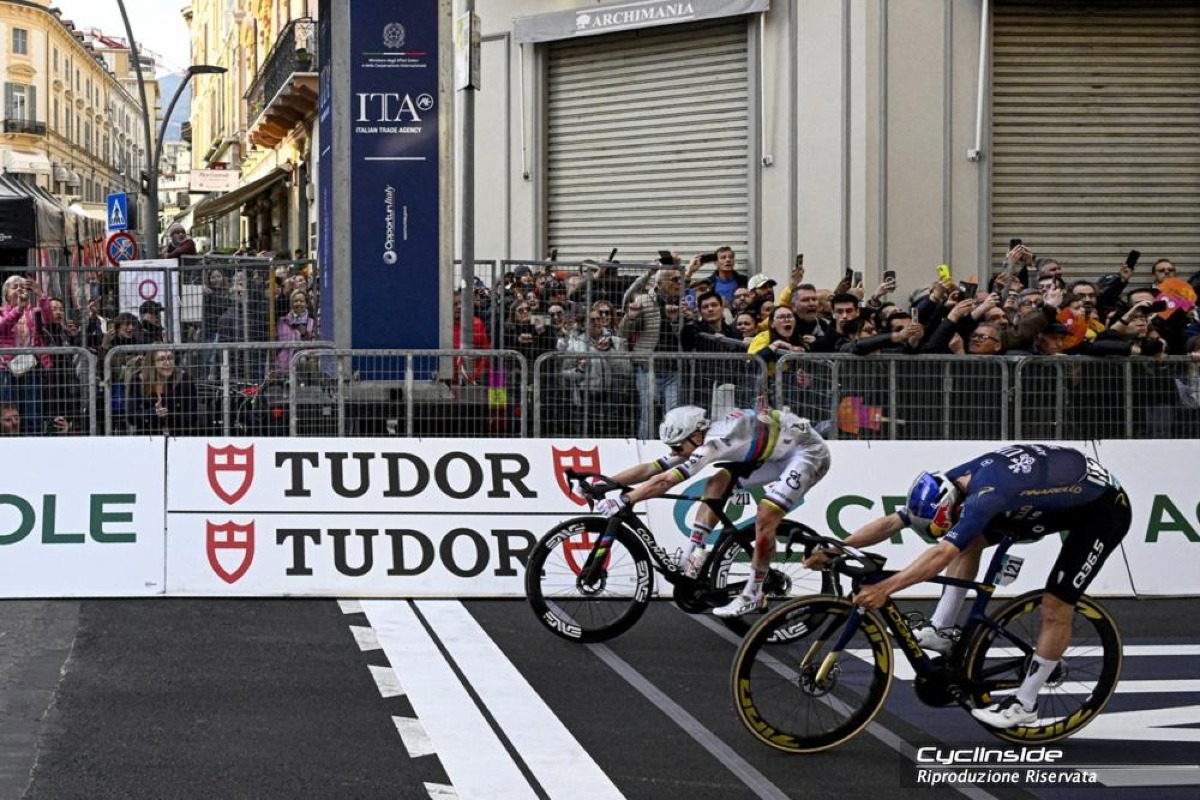 Pogacar trionfa alla Milano-Sanremo: volata regale su Pidcock - 