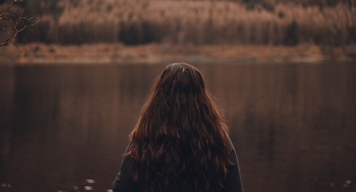 Scivola nel laghetto durante una passeggiata: muore una donna di 63 anni - 