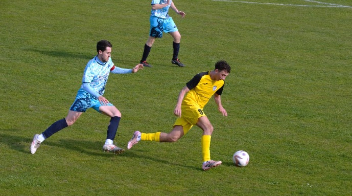 Calcio Promozione, Gabicce Gradara sconfitto a Fano (2-0) - L'attaccante Sarli in azione