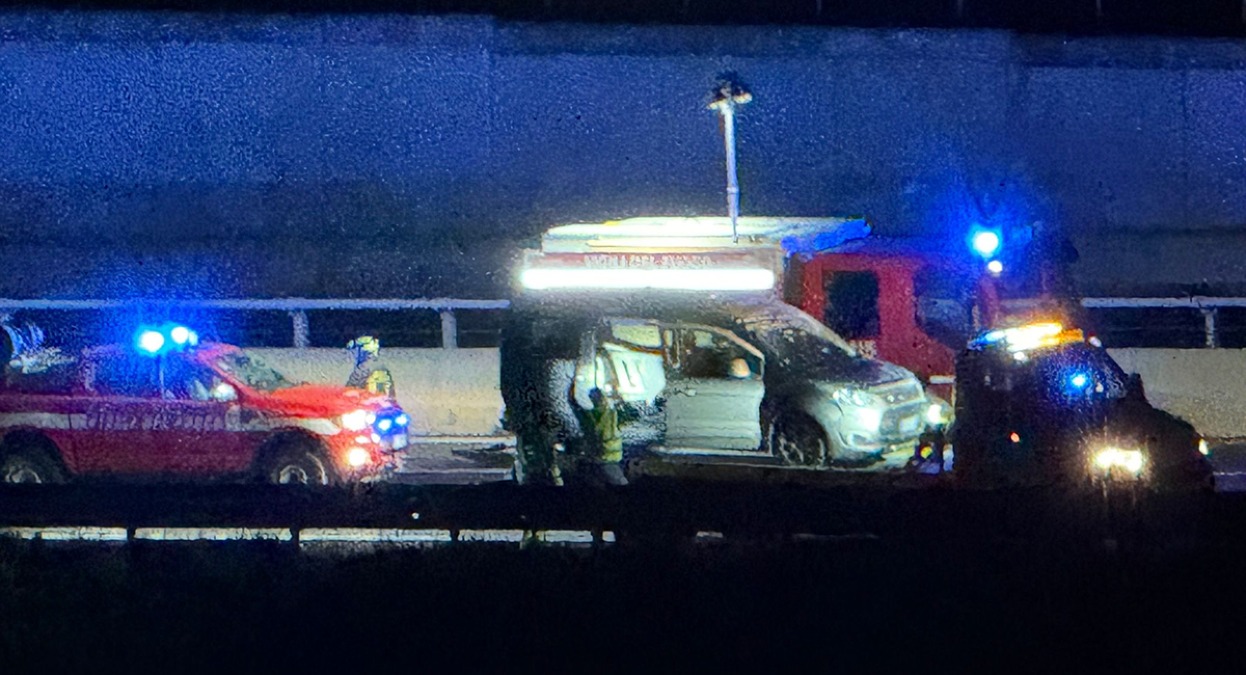 Paura in A14: auto si ribalta dopo lo schianto all'uscita della galleria di Covignano - 