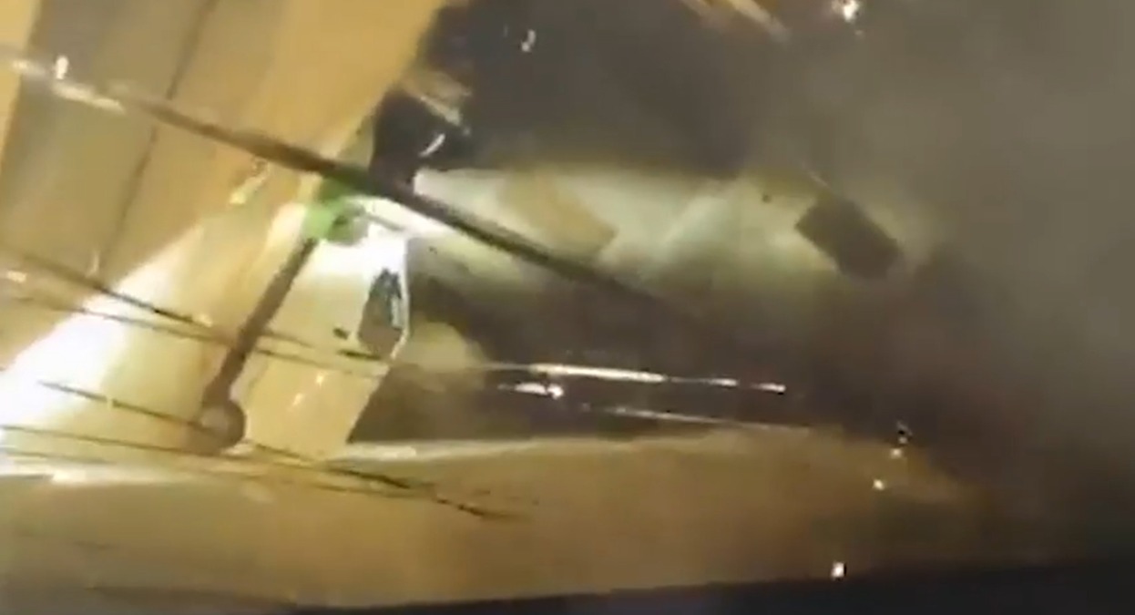 Passano col rosso e si schiantano contro un taxi: morti due ventenni, tutto ripreso dalla dashcam - 