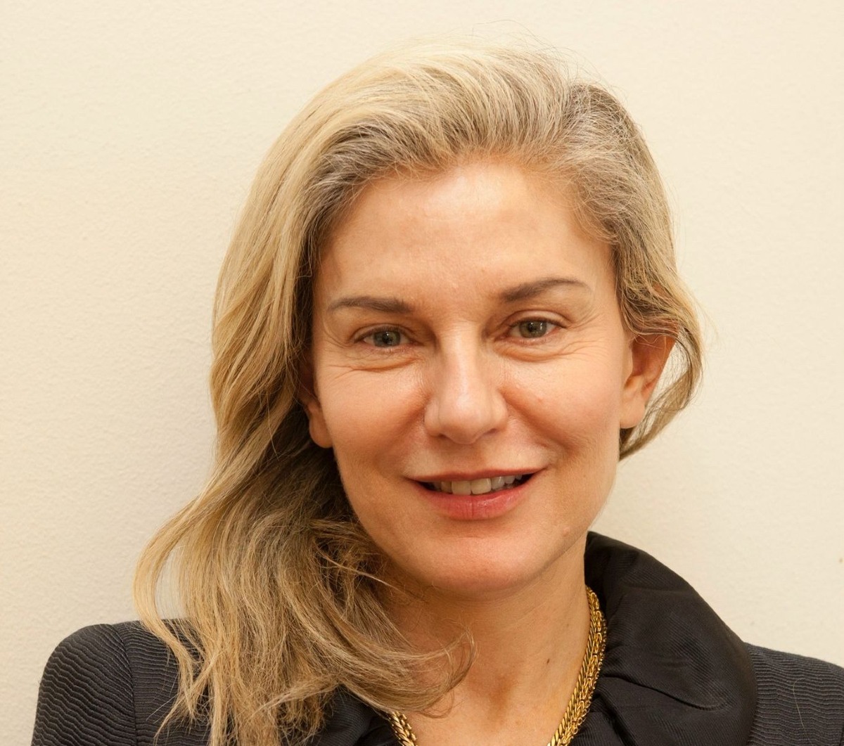 Rimini: “Approdo per noi naufraghi”, Elena Basile presenta il suo saggio sulla pace - 