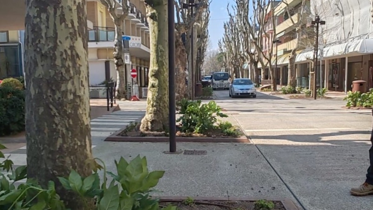 Bellaria Igea Marina pronta alla primavera: verde curato in vista della Pasqua - 