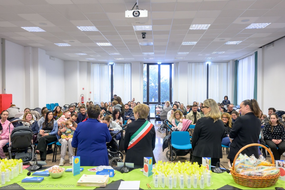 Riccione accoglie i nuovi nati con la “Chiave della gentilezza” - 