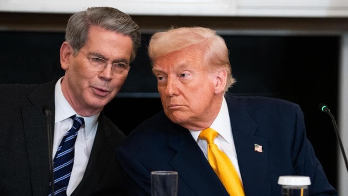 La firma di Trump sulle nuove banconote per il 250° anniversario degli Stati Uniti -  Scott Bessent e Donald Trump PH REPUBBLICA